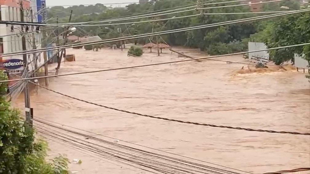 Água invade o Centro de Salinas após chuvas; mil pessoas estão desabrigadas