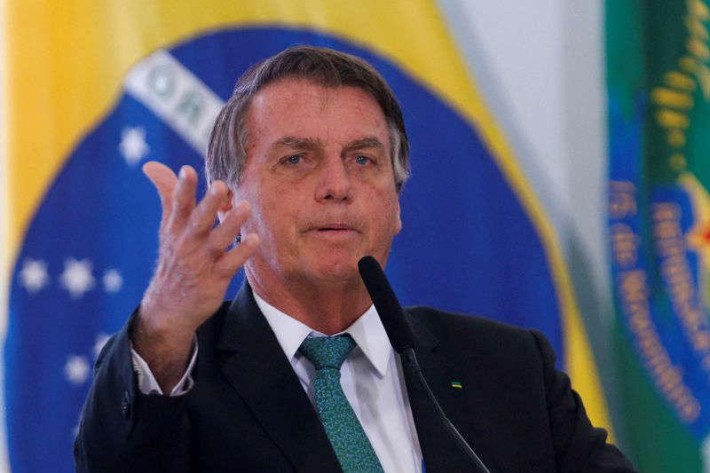 Bolsonaro interrompe férias após problema intestinal e é internado sem previsão de alta
