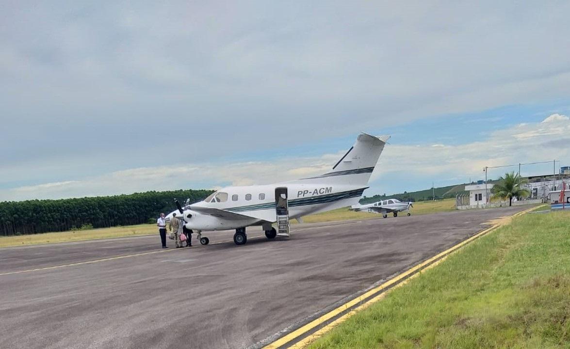 Criança com pneumonia em Itanhém é finalmente levada de avião para Feira de Santana