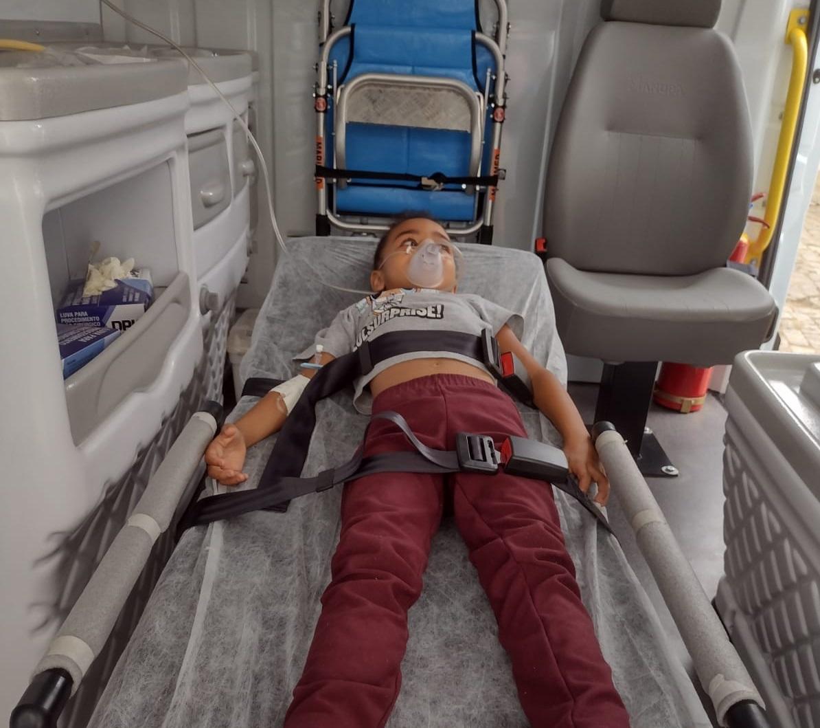 Stephany, de 7 anos, foi transferida com pneumonia para Feira de Santana.