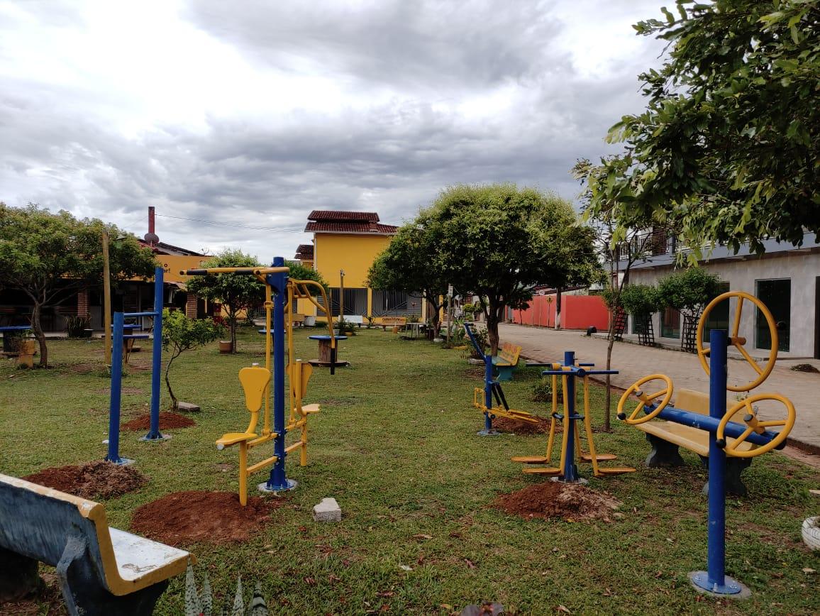 Prefeitura de Itanhém instala academia ao ar livre no bairro Grinaldo Medeiros