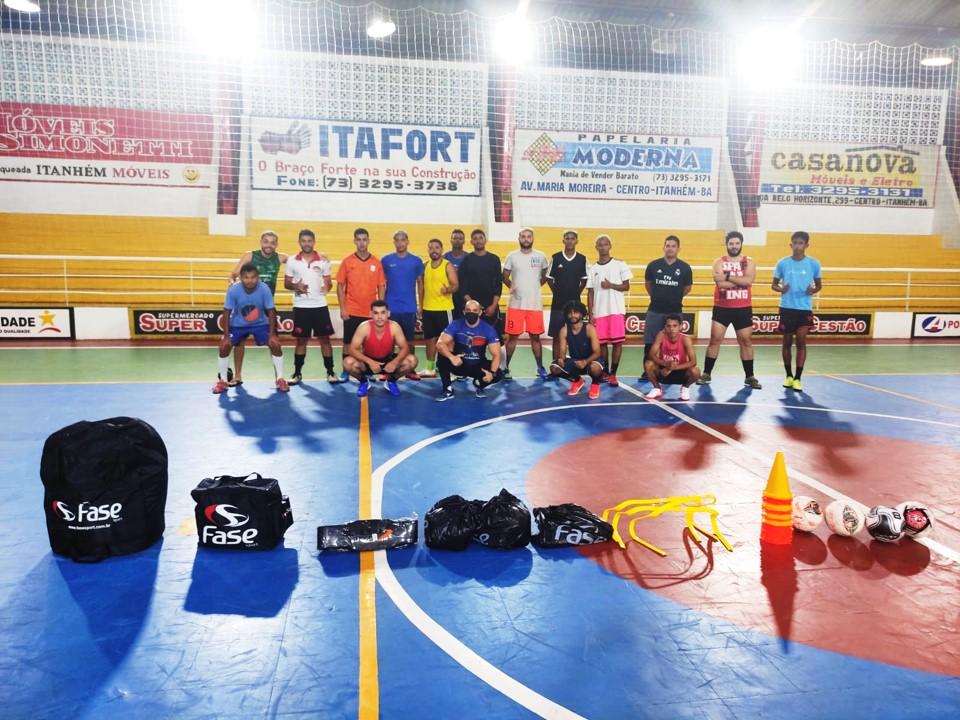 Diretoria de Esportes entrega equipamentos e apresenta técnicos para formação de seleções de Itanhém