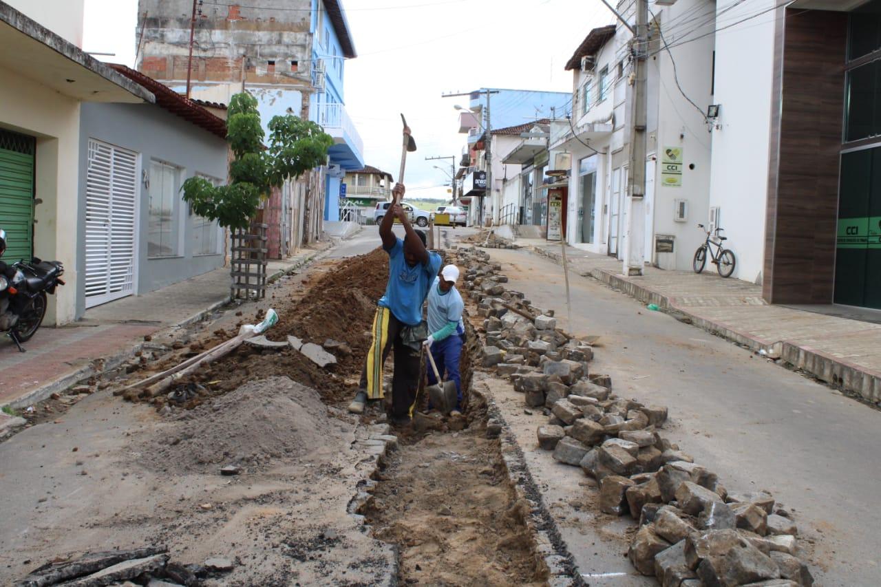 Prefeitura conserta rede de esgoto em ruas de Itanhém