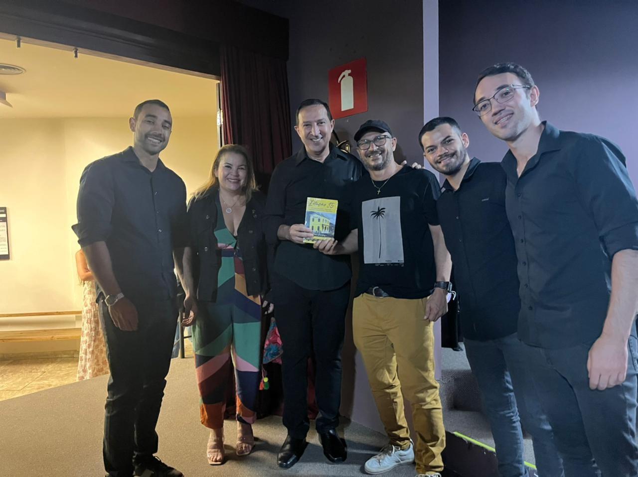 Exemplar de “Estação 35” é presenteado à dupla “Lucas & Rodolfo” durante show no Palácio das Artes