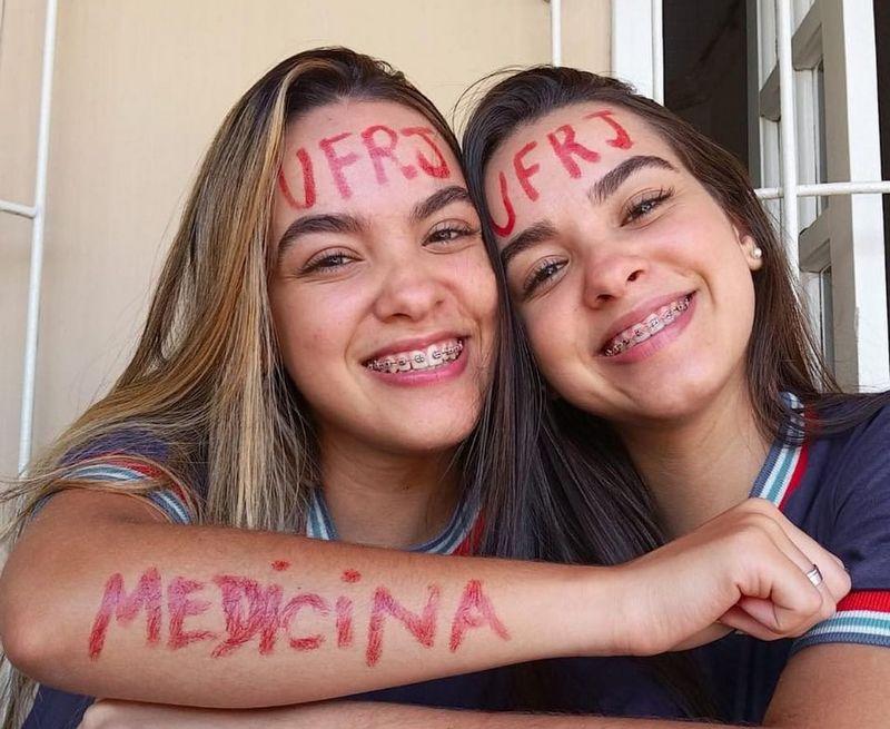 Gêmeas de Teixeira de Freitas conseguem nota para medicina em 30 universidades públicas