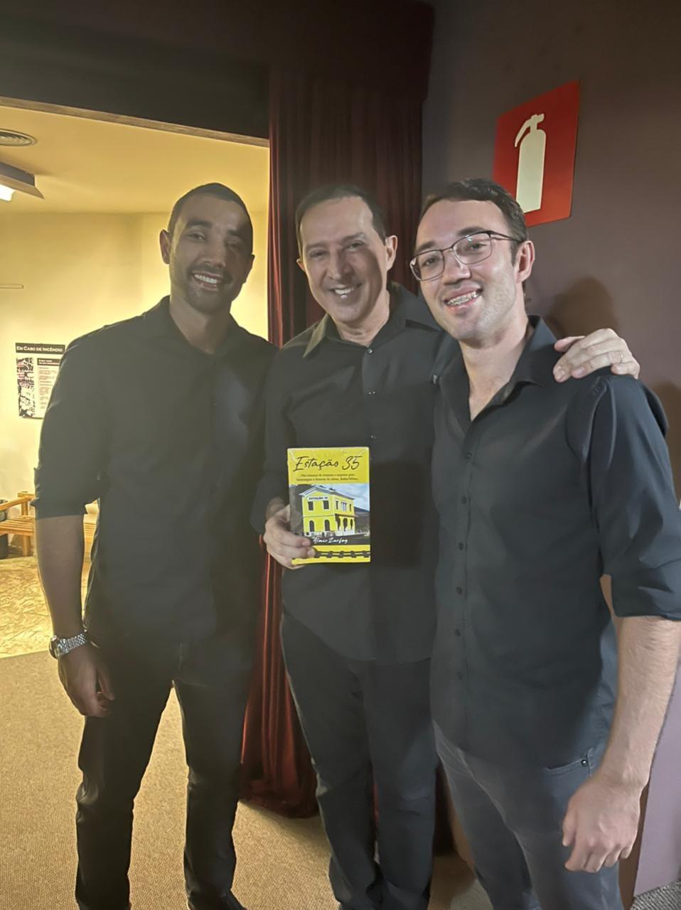 Lucas, Rodolfo & Rodolfinho com exemplar de "Esta&ccedil;&atilde;o 35"