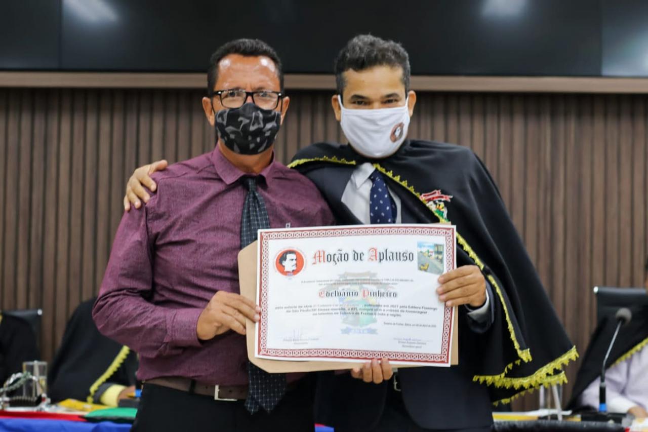 Edelvânio Pinheiro recebe Moção de Aplauso da ATL pela obra “O cachorro cor de caramelo que vivia nas ruas de Jaguaré”