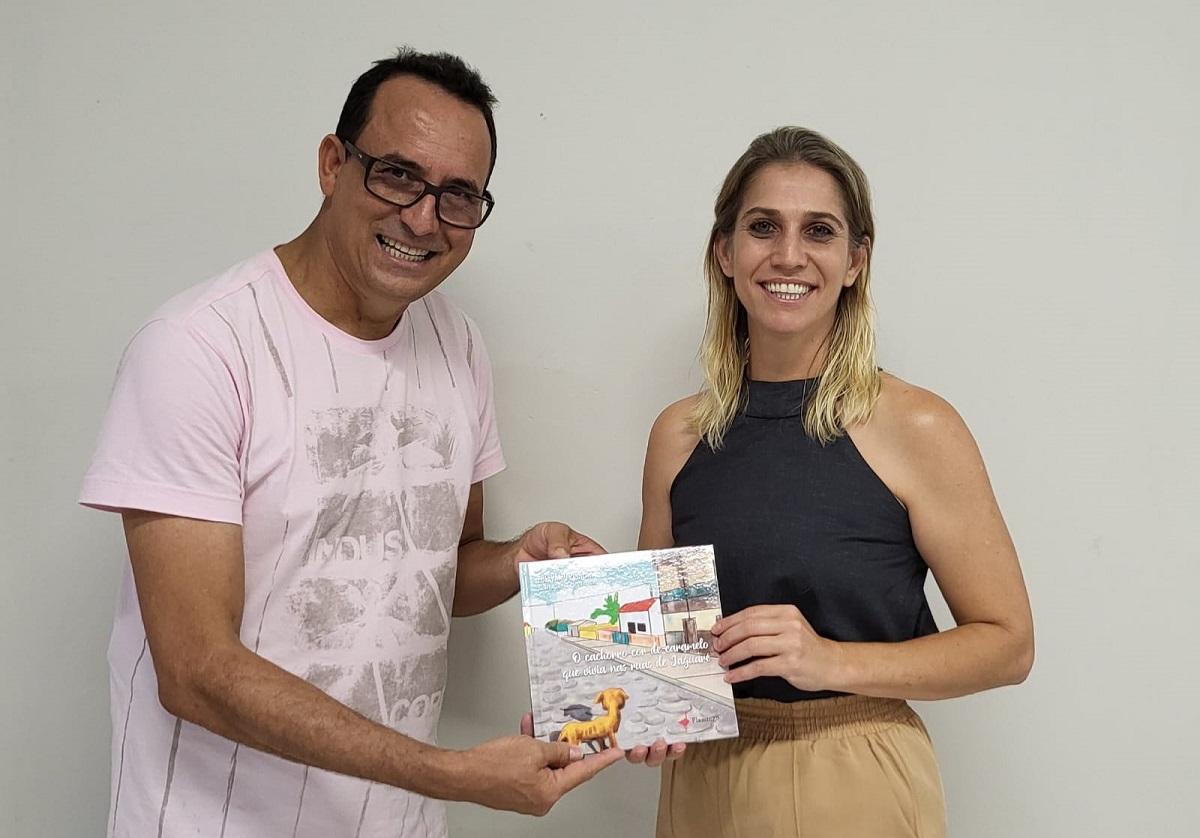 Edelvânio Pinheiro vai a Jaguaré autografar seu novo livro para pessoas que estiveram envolvidas diretamente na fábula