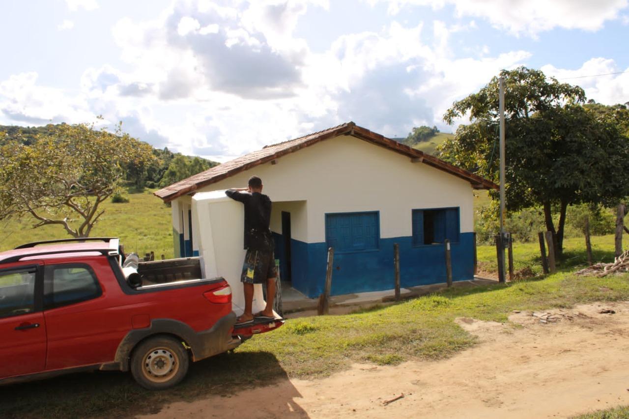 Prefeitura de Itanhém faz reforma e entrega geladeira e fogão em escola da Comunidade Água Fria