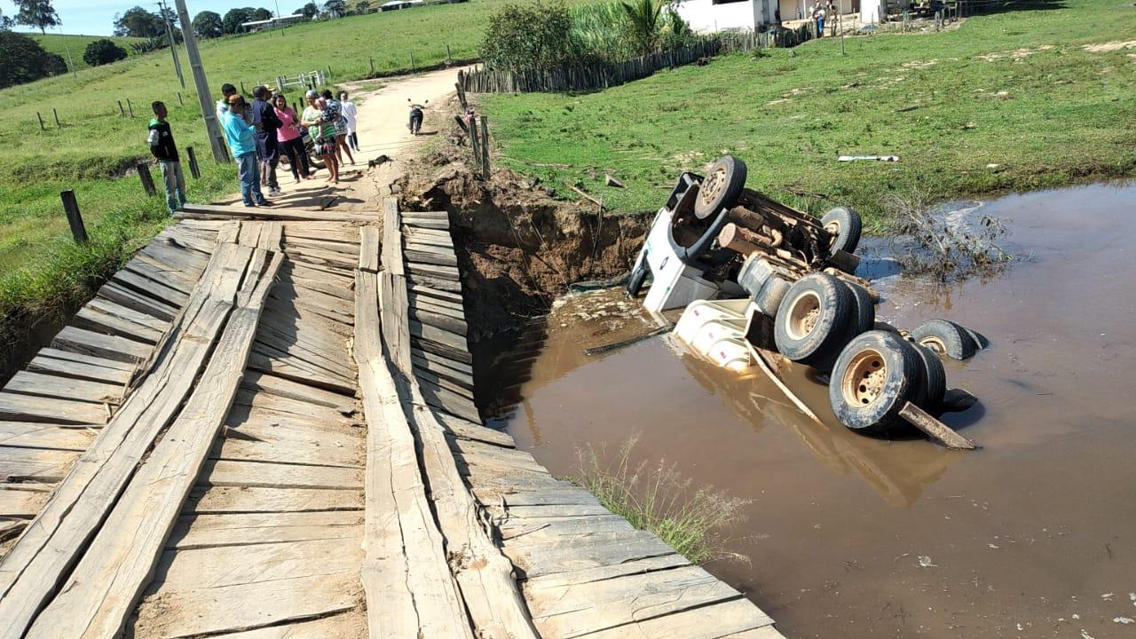 Caçamba cai em rio após rompimento de ponte em Jucuruçu