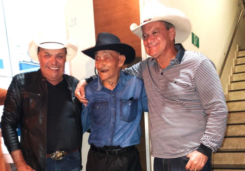 Fã de Gino e Geno, itanheense de 102 anos realiza o sonho de conhecer e cantar com a dupla