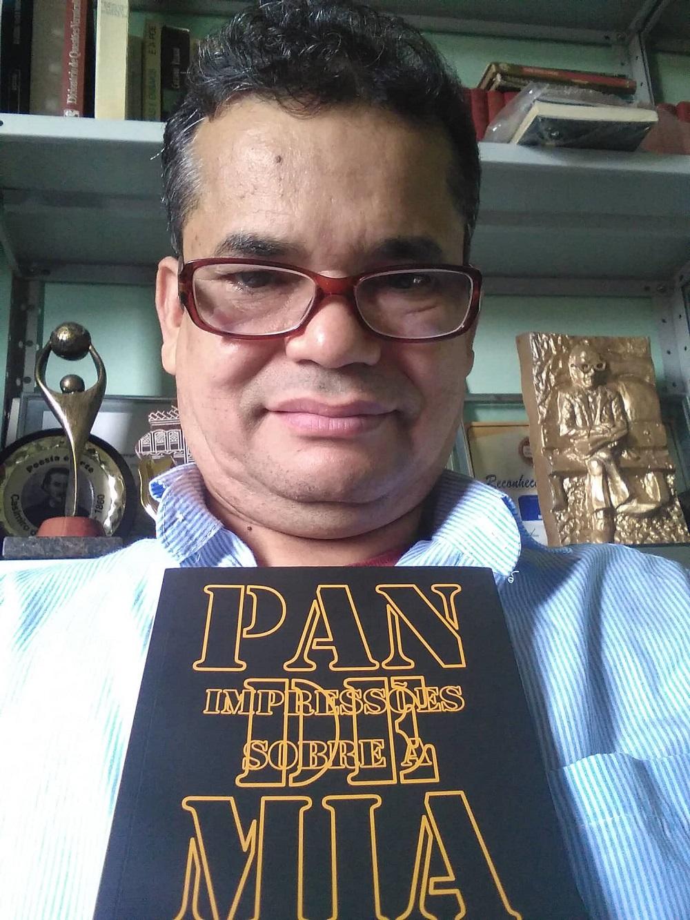 Almir Zarfeg com exemplar do livro "Impress&otilde;es sobre a pandemia"