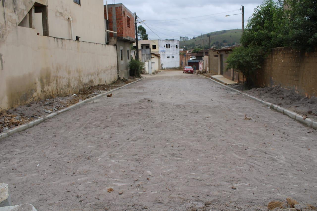 Prefeitura de Itanhém conclui pavimentação de rua no bairro Grinaldo Medeiros