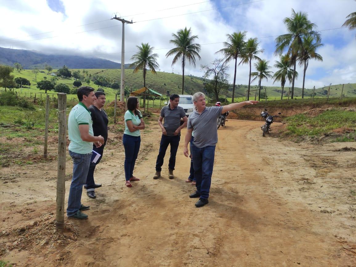 Topografia marca primeira etapa do asfaltamento da Rua Rubens Davi até novo cemitério, em Itanhém