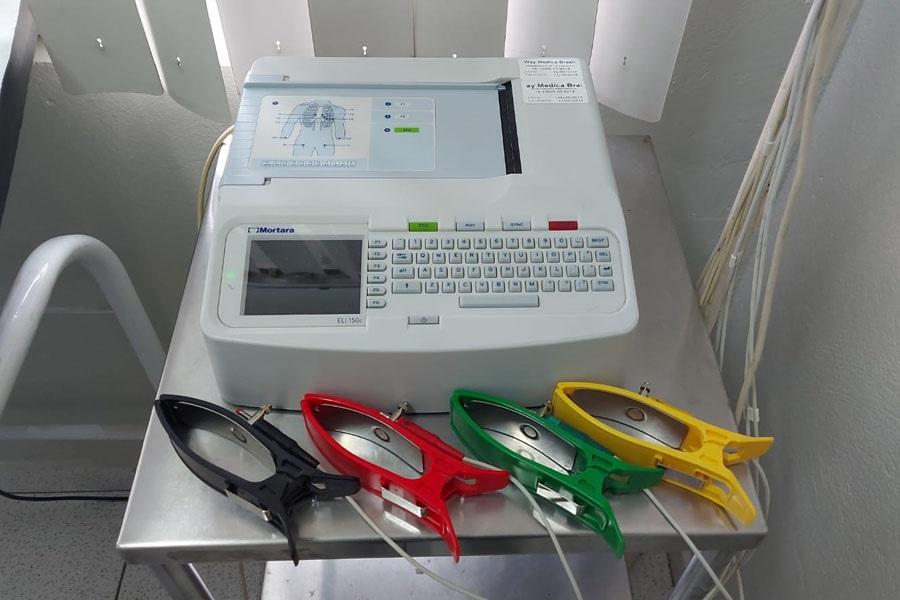 1 aparelho de eletrocardiograma, que avalia a atividade el&eacute;trica do cora&ccedil;&atilde;o por meio de eletrodos fixados na pele. Atrav&eacute;s desse exame, &eacute; poss&iacute;vel detectar o ritmo do cora&ccedil;&atilde;o e o n&uacute;mero de batimentos por minuto.