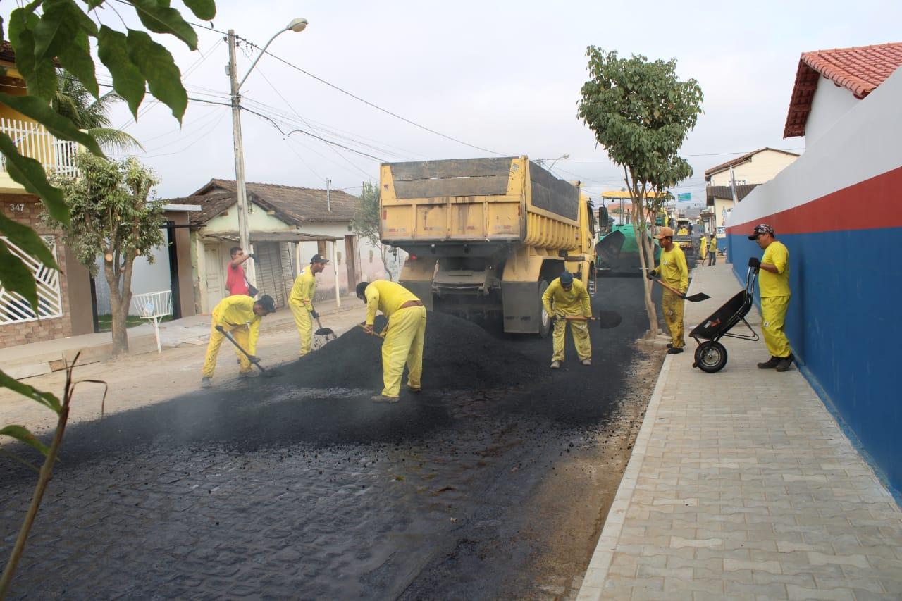 Obra de asfalto da Avenida Sady Teixeira segue em ritmo acelerado