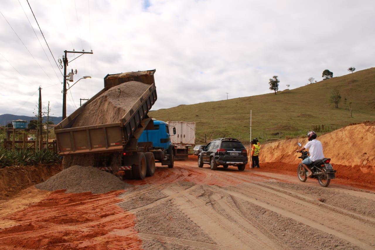 Obras para asfaltamento da Rubens David até novo cemitério avançam em Itanhém