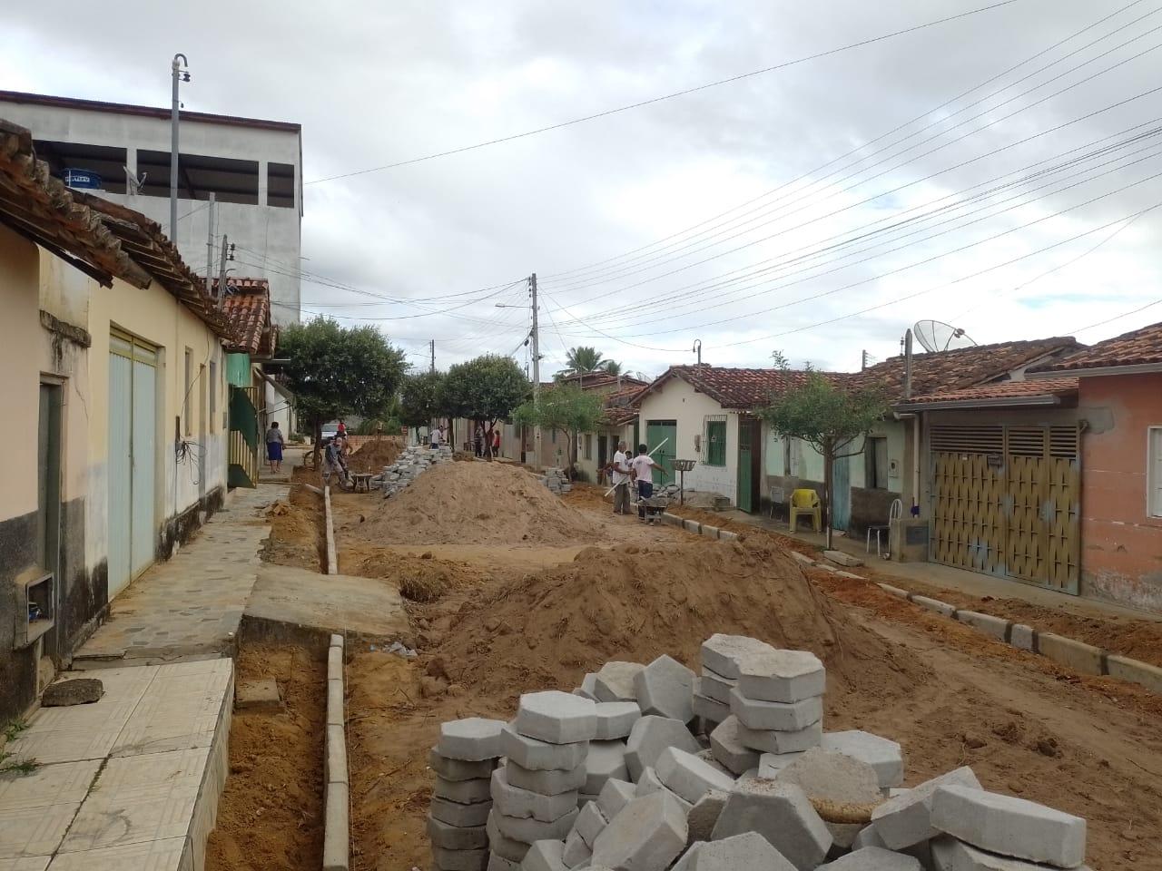 Prefeitura de Itanhém retoma obras de calçamento em ruas de Batinga