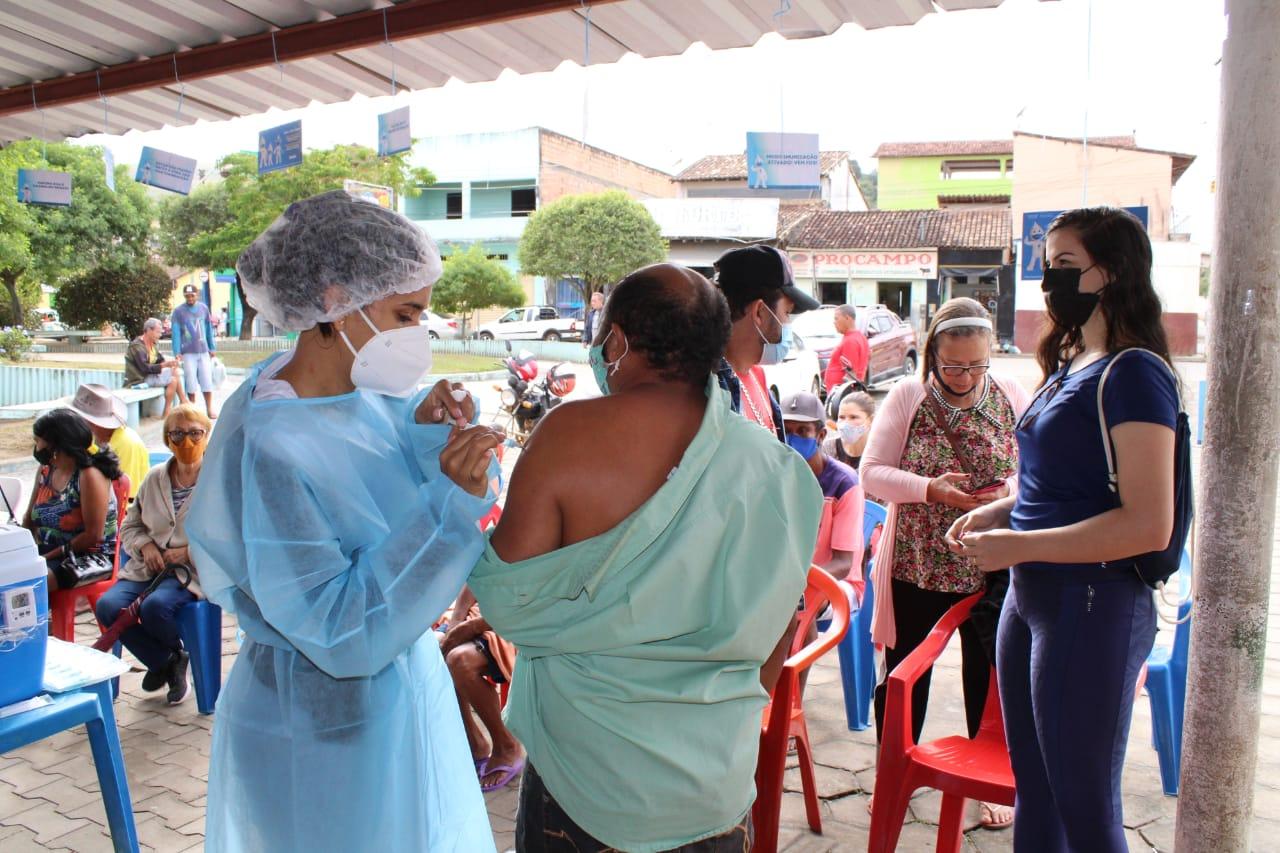 Vigilância Epidemiológica de Itanhém promove vacinação contra covid e gripe, na Praça da Rodoviária