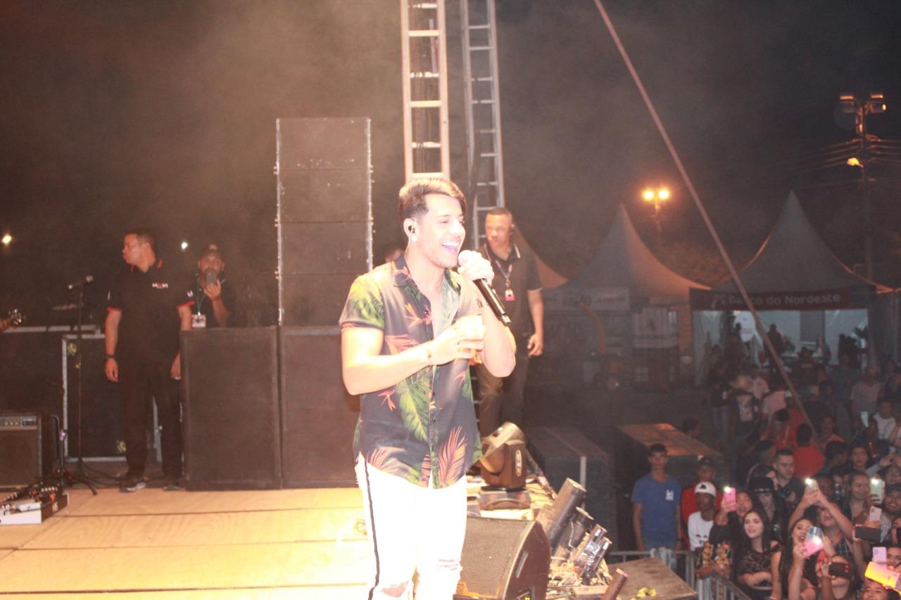 Kevi Jonny anima primeira noite de shows da 20ªExponhém. Hoje tem Amado Batista