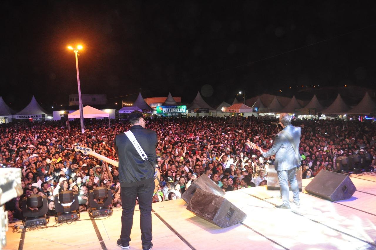 Show de Amado Batista lota parque na segunda noite do aniversário de Itanhém. Hoje tem mais!