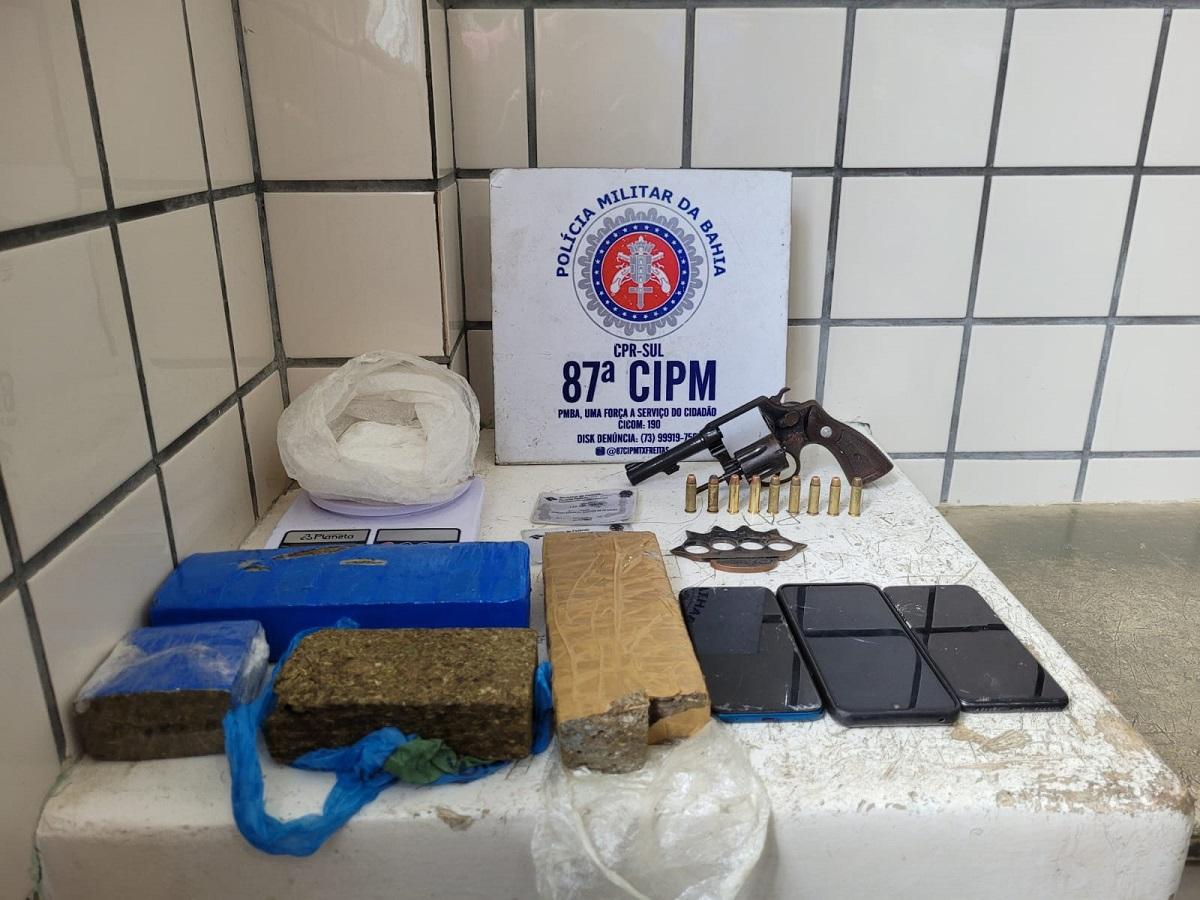 Homens são presos e menor apreeendido com arma e droga após atirar em mulher e simular estar com refém em Teixeira de Freitas