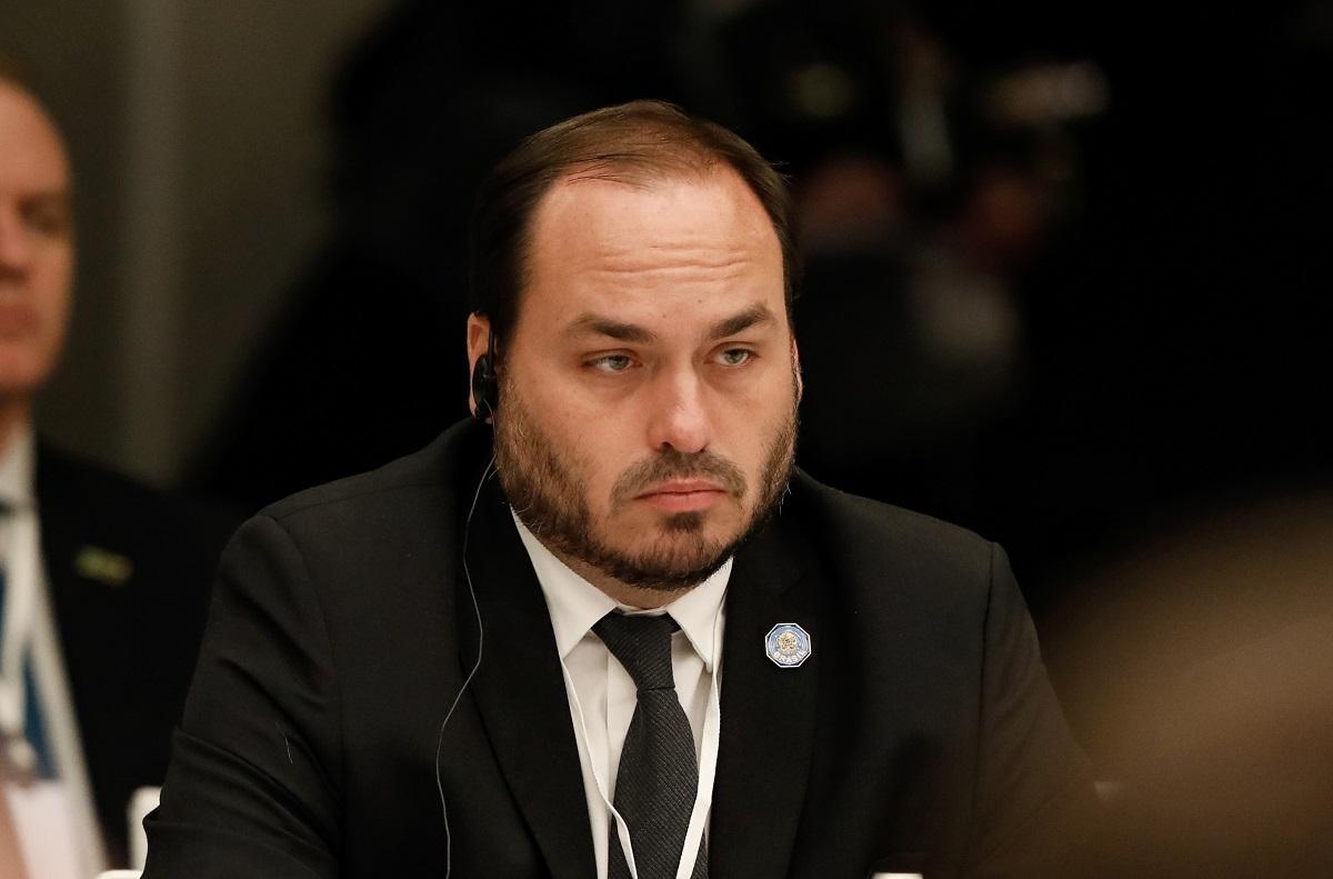 TSE abre investigação e dá prazo para Carlos Bolsonaro se manifestar sobre fake news