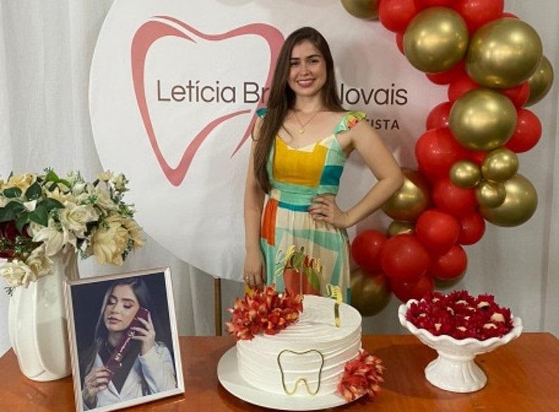 Familiares e amigos celebram a formatura de Dra. Letícia Bravin, em odontologia