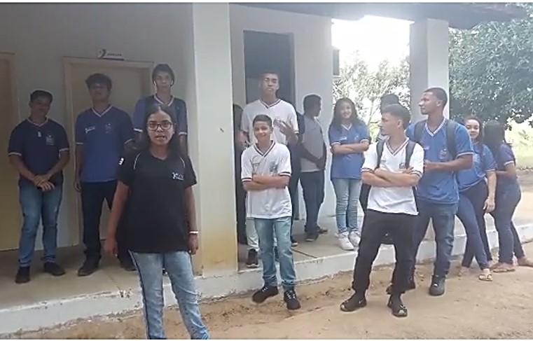 Estudantes e professora fazem apelo para que prefeito de Medeiros Neto mantenha transporte do CETEP pela manhã