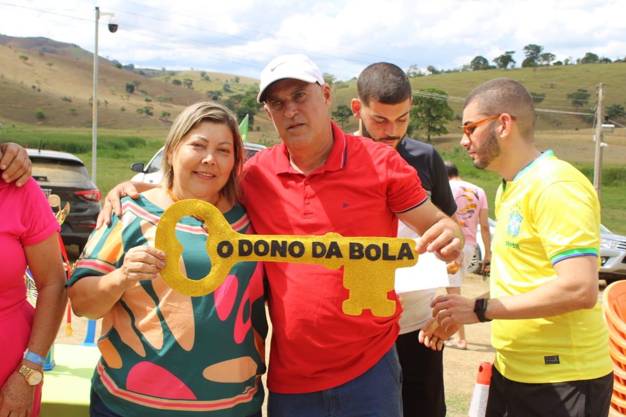 Hinho ganha crônica em seu aniversário e chora ao lado da esposa, filhos e irmãos