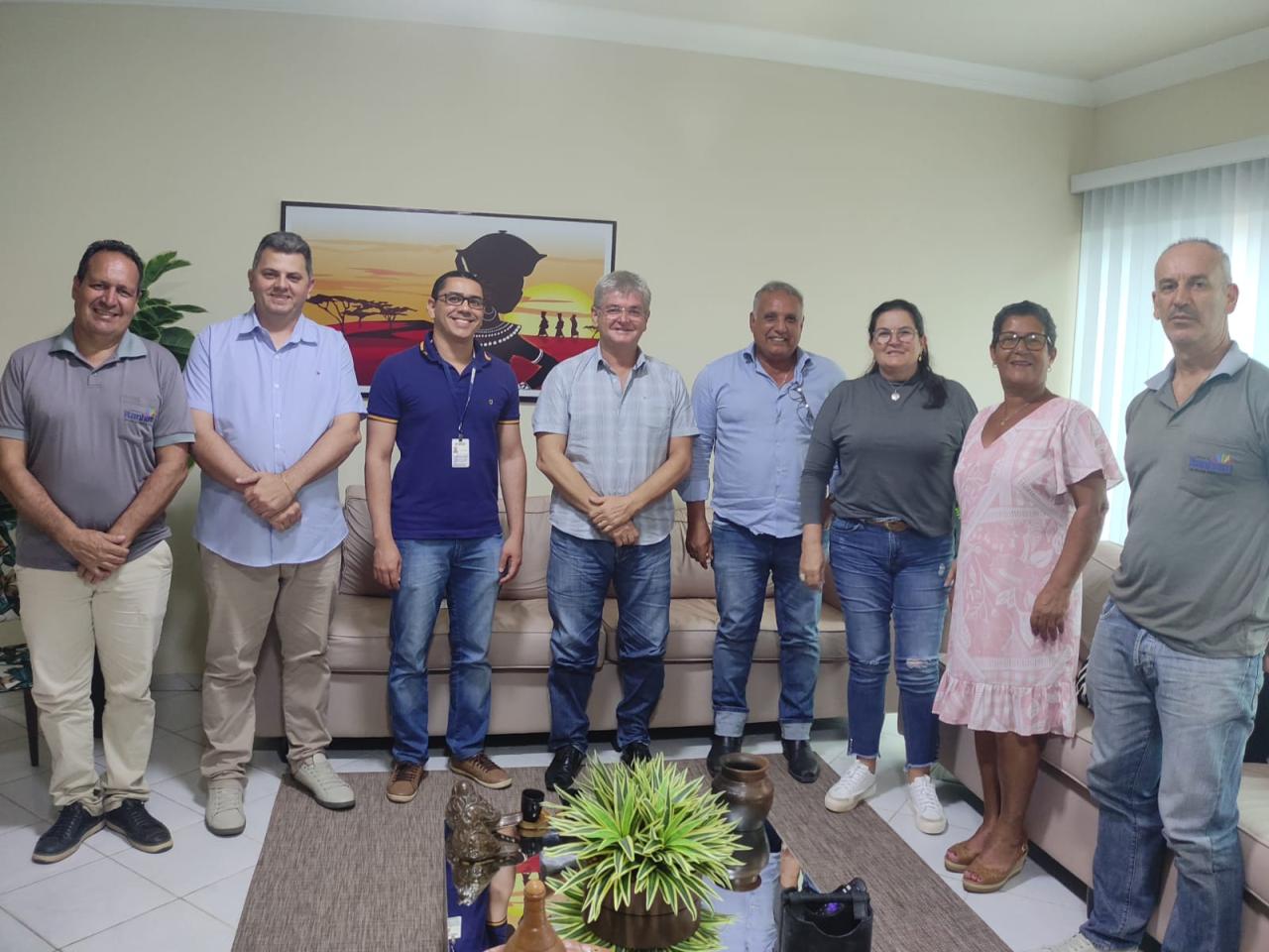 Prefeito Mildson recebe equipe do IBGE para apresentação de dados do Censo 2022 em Itanhém