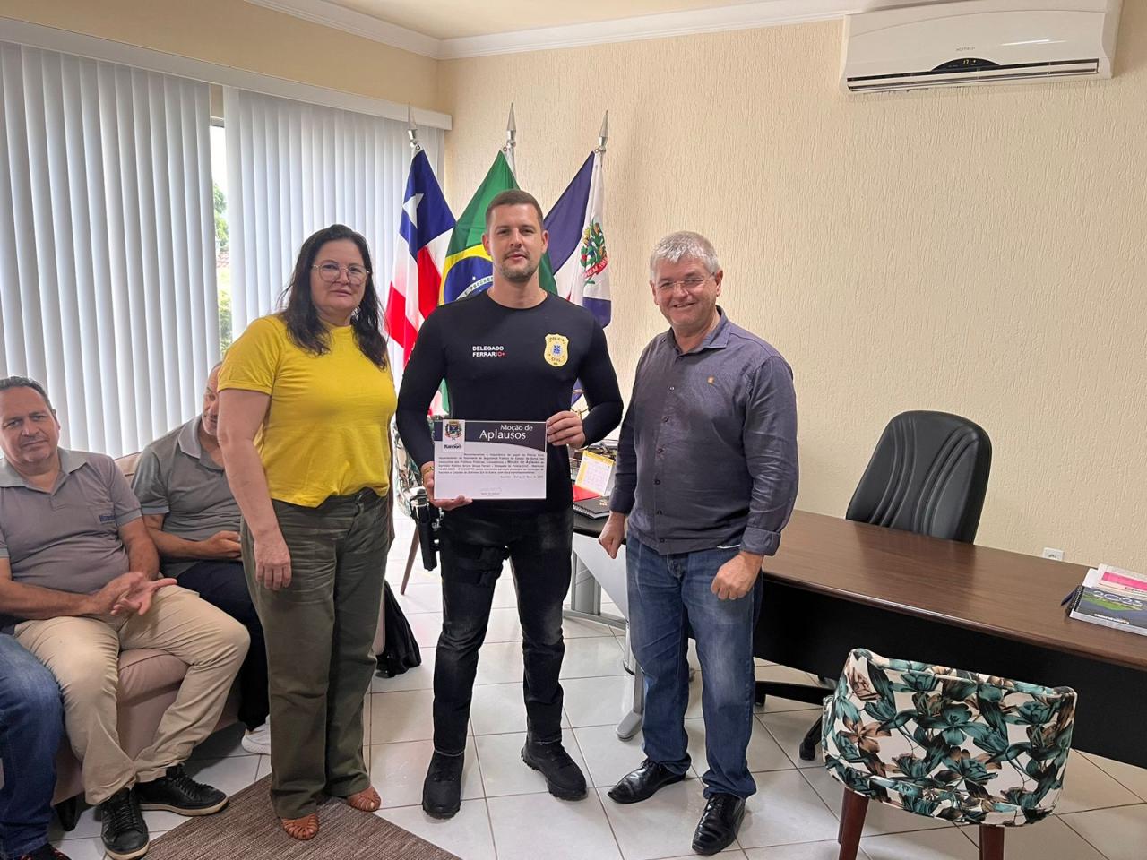 Em encontro, prefeito de Itanhém apresenta novo Delegado e entrega Moção de Aplausos a funcionárias da SEDEC