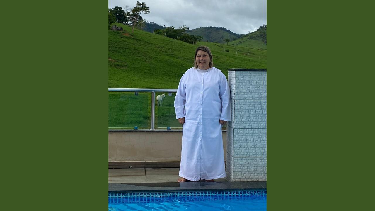 Jaqueline Ferraz mergulha nas águas do batismo, selando sua aliança com Deus