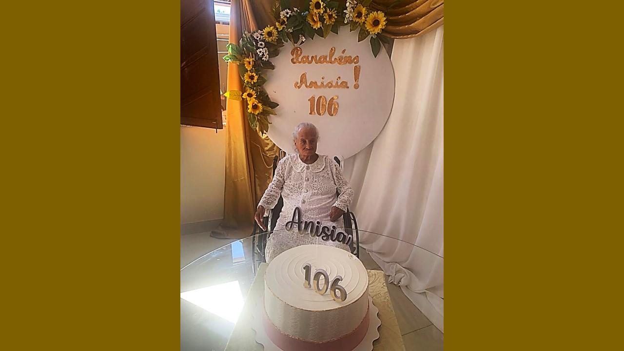 Dona Anísia, mãe da secretária Normélia celebra 106 anos de amor, resiliência e inspiração