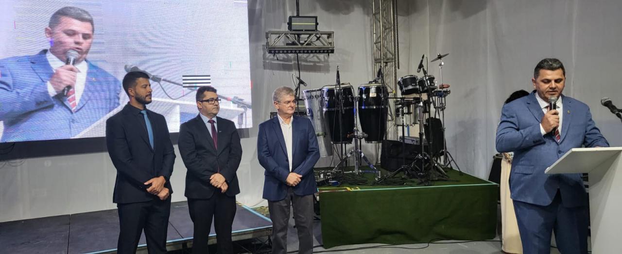 Renato Correia destaca importância do comércio em discurso durante entrega do Destaque Empresarial em Itanhém