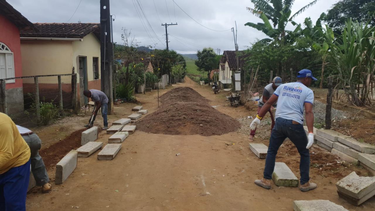 Prefeito Mildson dá sequência em calçamento de ruas em Vila São José