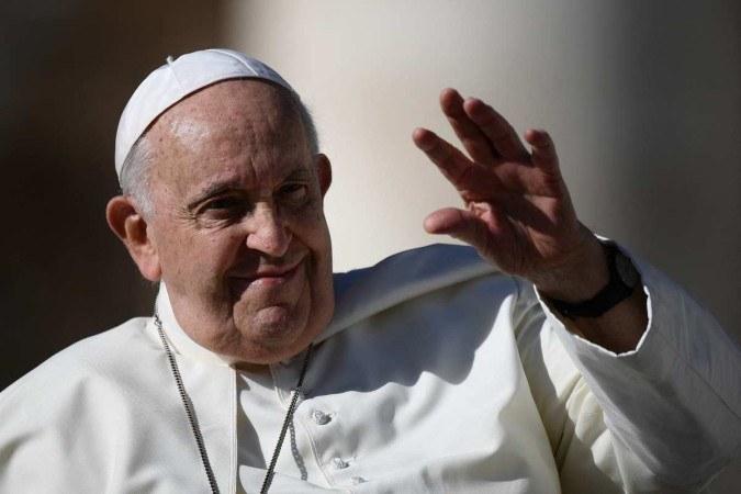 Vaticano permite que pessoas trans e filhos de casais gays sejam batizados