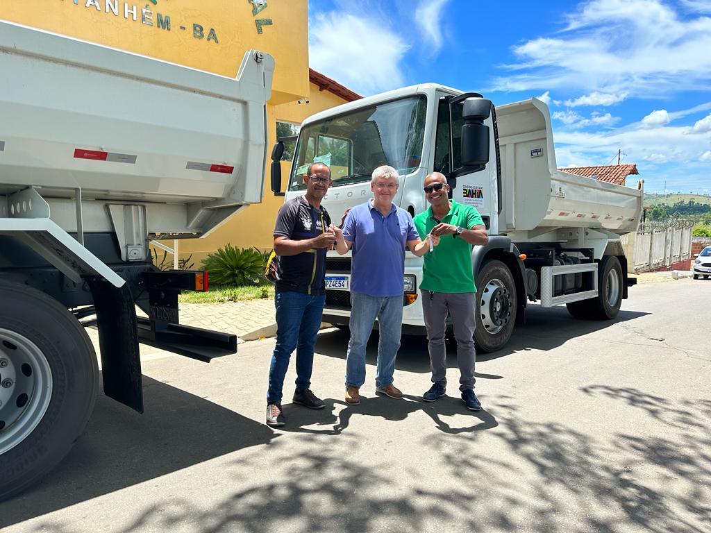 Prefeito Mildson Medeiros recebe mais dois caminhões caçambas, ampliando a infraestrutura de Itanhém