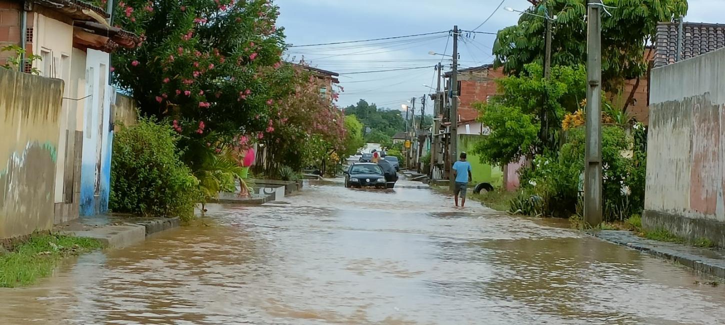 Chuva intensa causa alagamentos e revela problemas de drenagem que afeta Itanhém há décadas