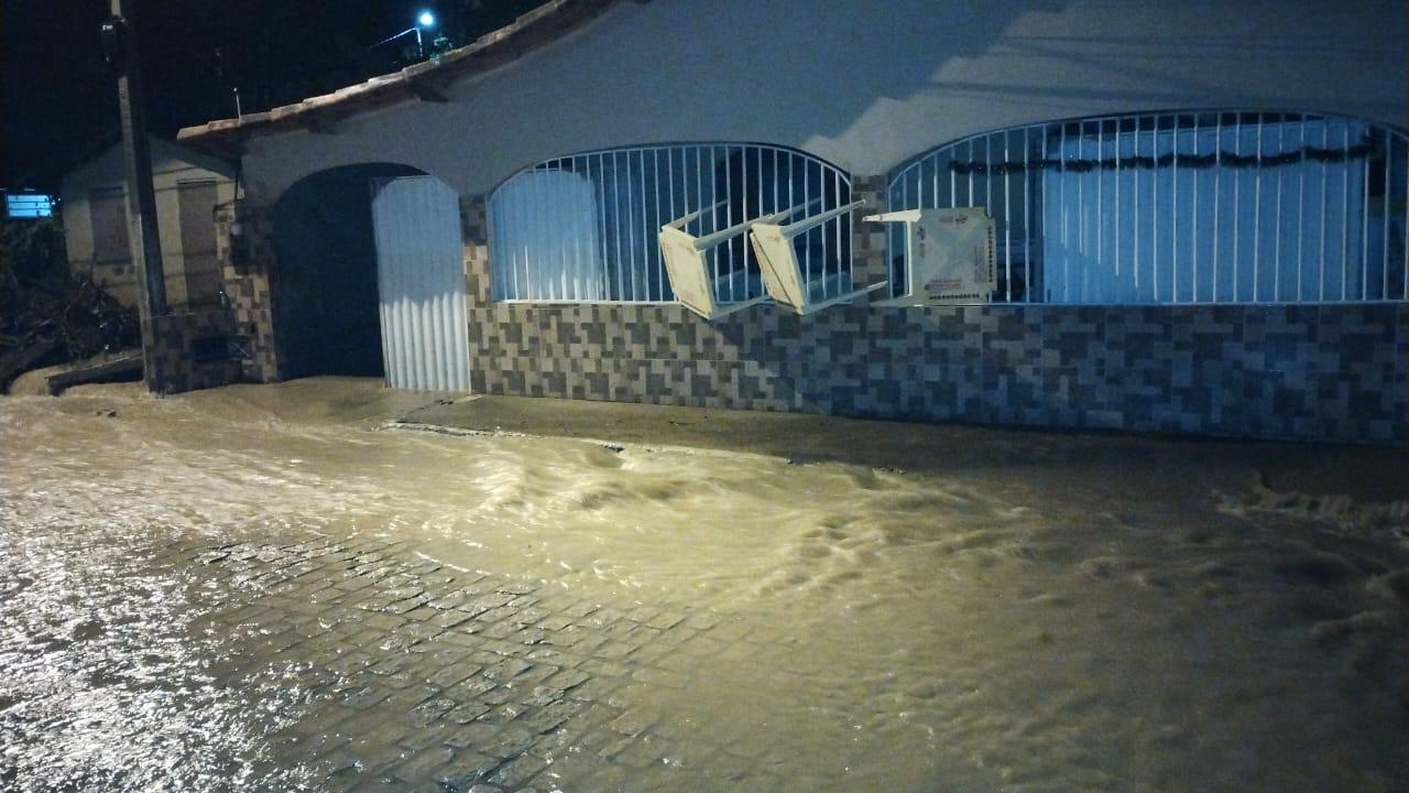 Medeiros Neto se prepara para possíveis fortes alagamento nesta sexta-feira (26). Prefeito fez alerta; ouça áudio