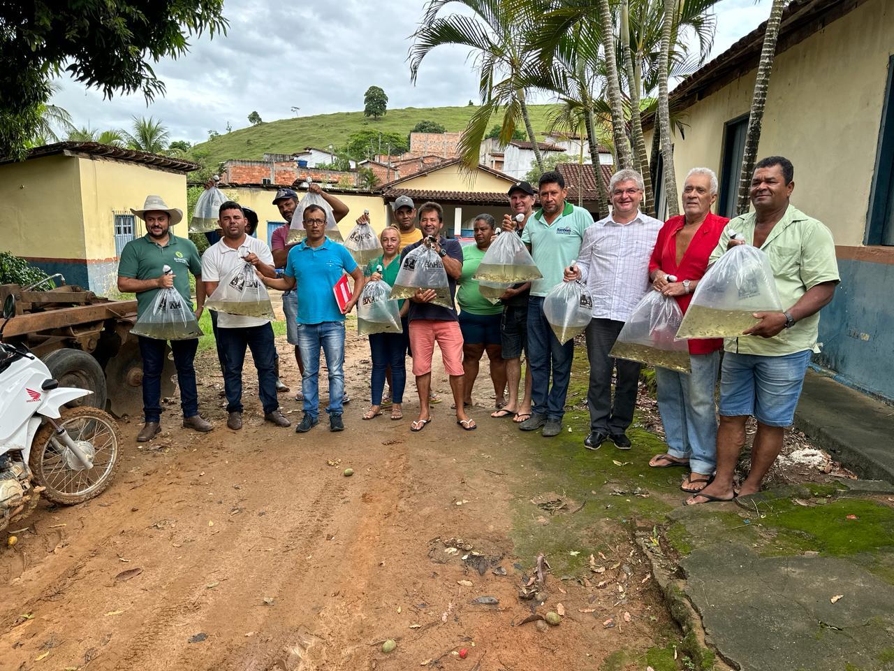 Prefeitura de Itanhém impulsiona economia ao entregar 150 mil alevinos a agricultores. Prefeito agradece deputado e governador