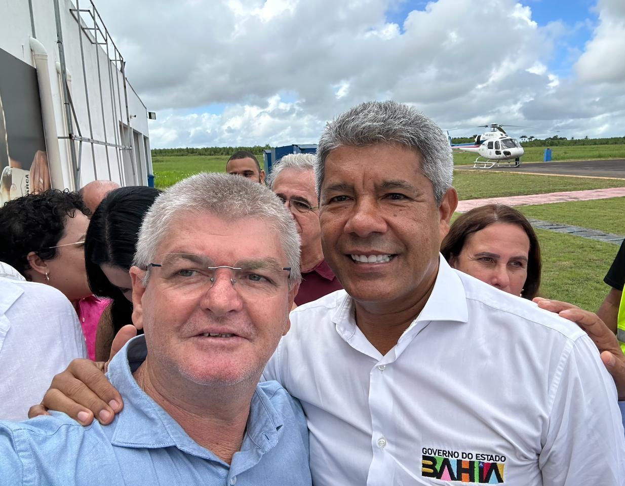 Prefeito de Itanhém recepciona governador que assina ordem de serviço para construção do novo terminal rodoviário em Teixeira de Freitas