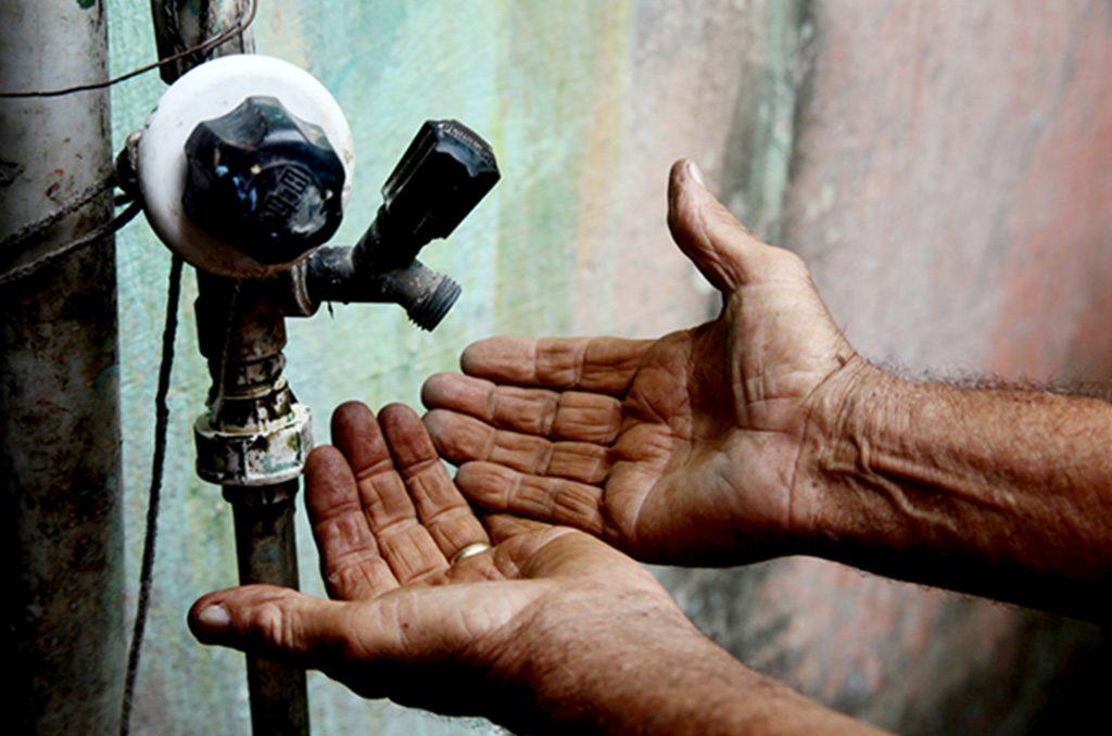 Moradores enfrentam falta de água em Itanhém