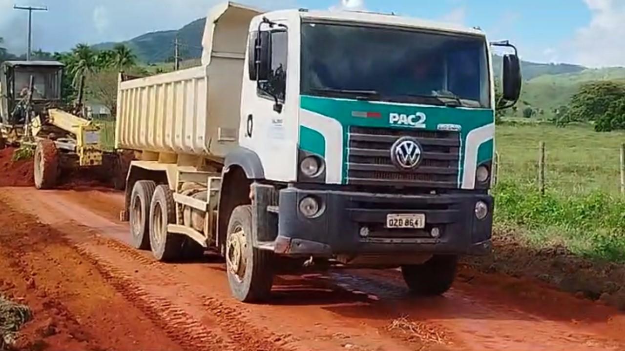 Prefeitura de Itanhém avança na melhoria de estradas em Batinga, Ibirajá, Salomão e Sulzinho