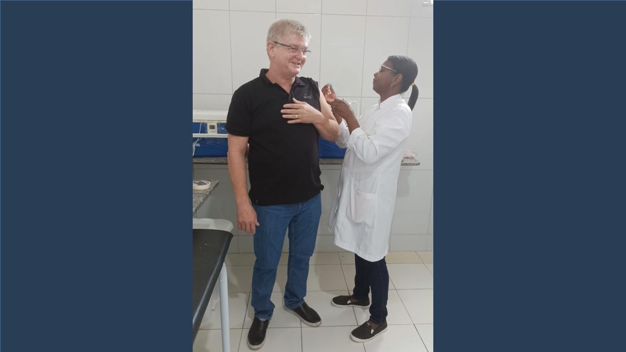 Prefeito de Itanhém dá exemplo ao se vacinar durante Dia D contra a gripe