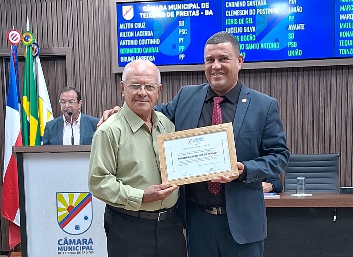 Amadeu Ferreira recebe moção de congratulação da Câmara de Teixeira de Freitas pelos 40 anos do programa 
