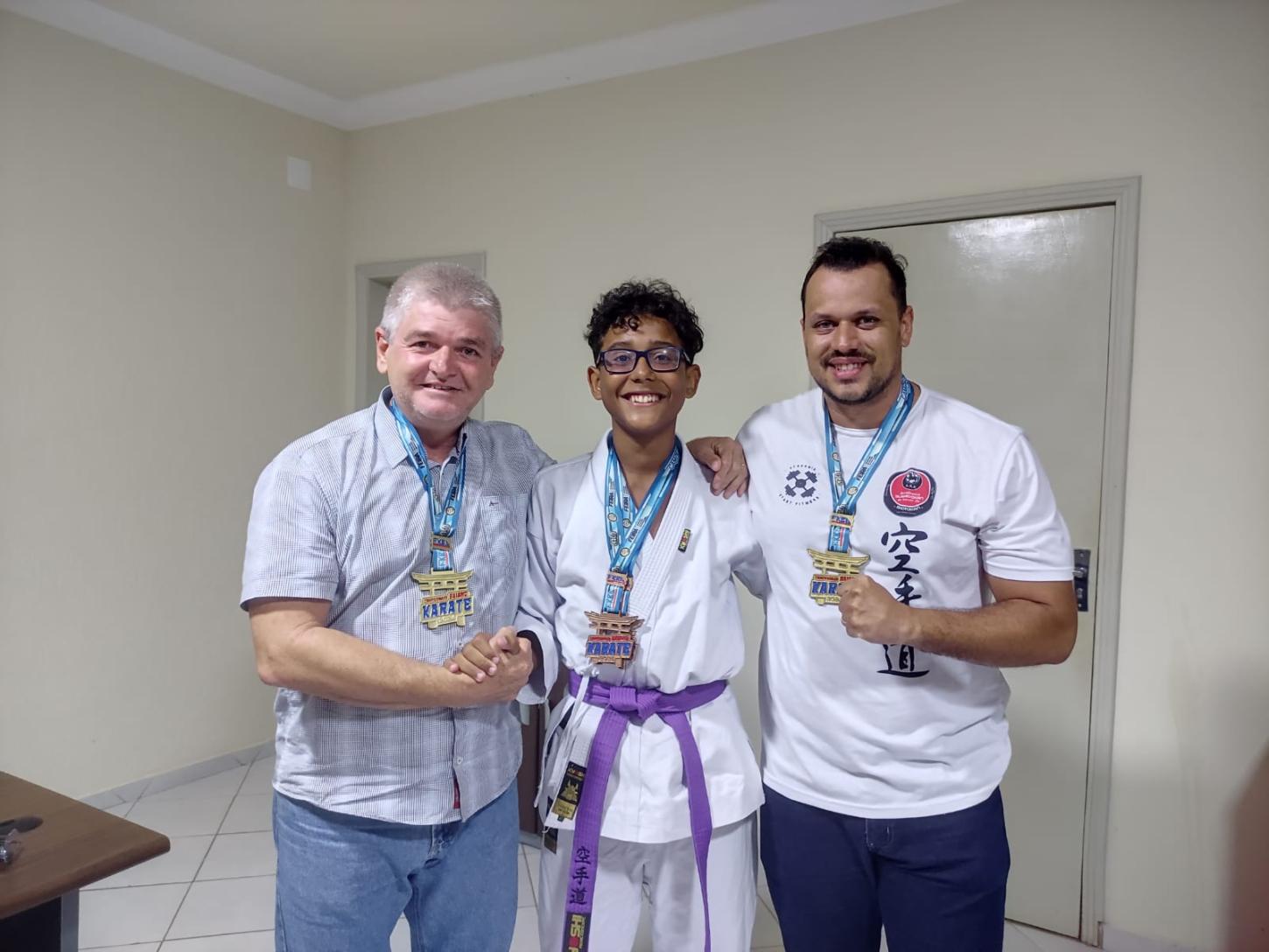 Academia de Karatê Bushidokan faz homenagem e entrega medalha ao prefeito Mildson Medeiros