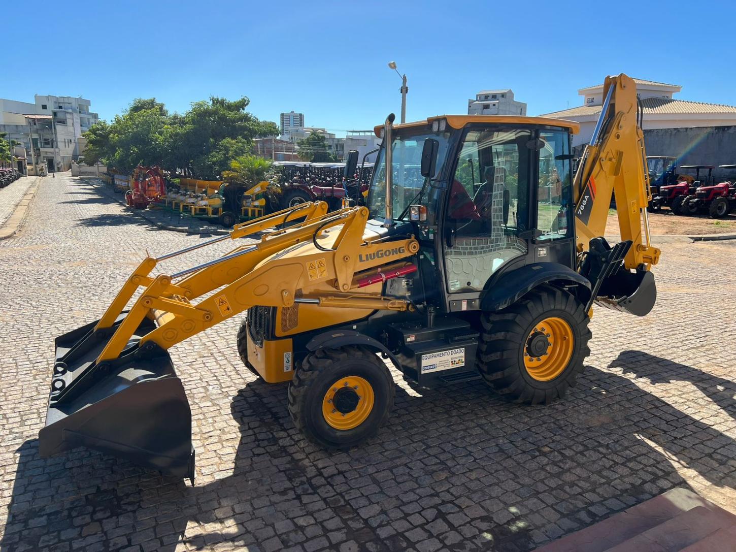 Prefeito Mildson recebe nova retroescavadeira e amplia frota de máquinas pesadas em Itanhém