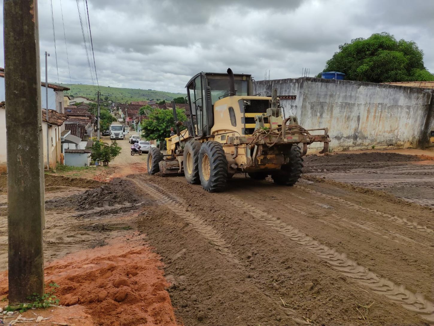 Prefeitura dá atenção especial com patrolamento em ruas que ainda não foram calçadas no bairro Leopoldina e Populares