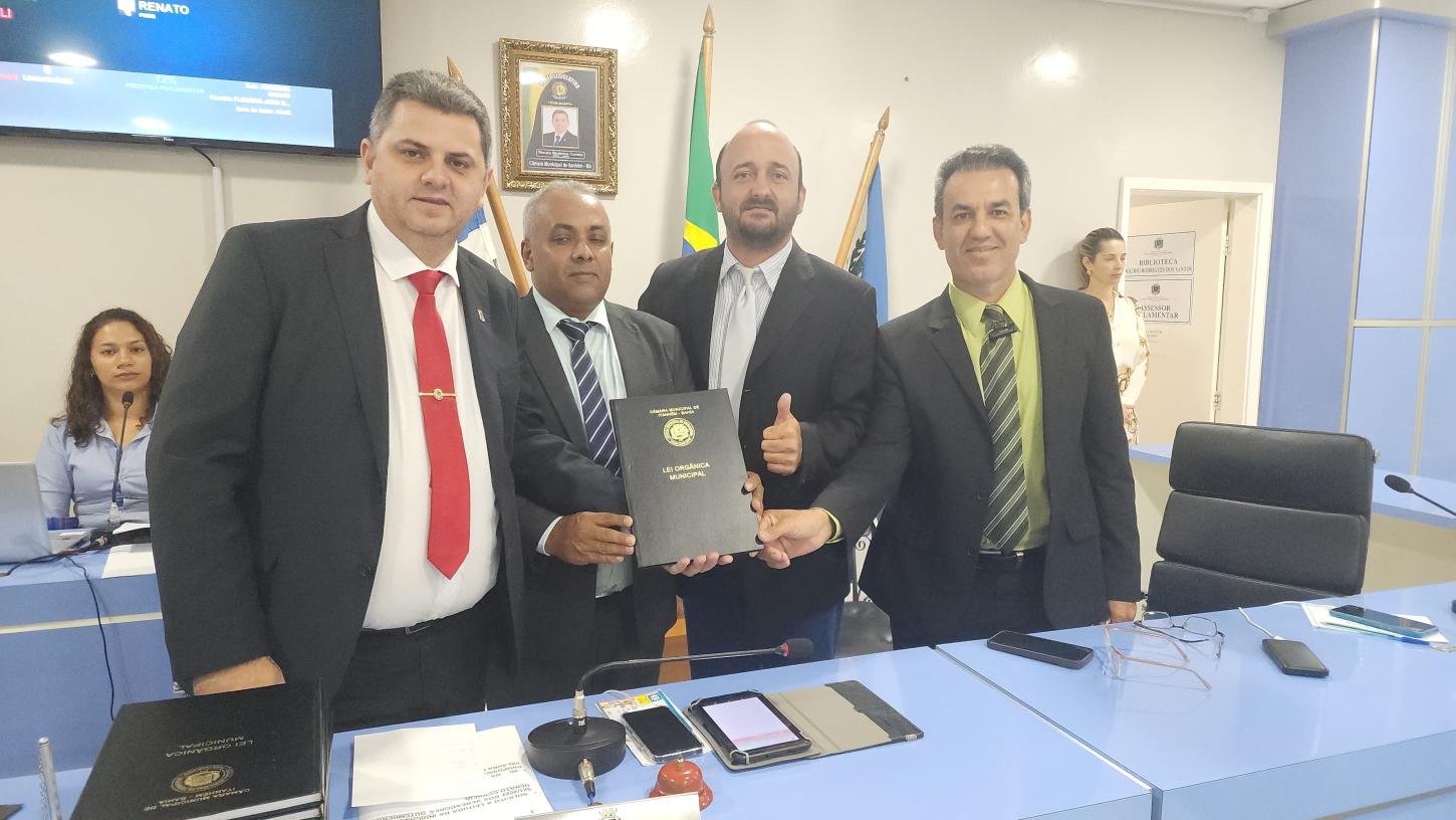 Vereadores de Itanhém recebem do presidente da Câmara Municipal cópia da Lei Orgânica que foi reformulada
